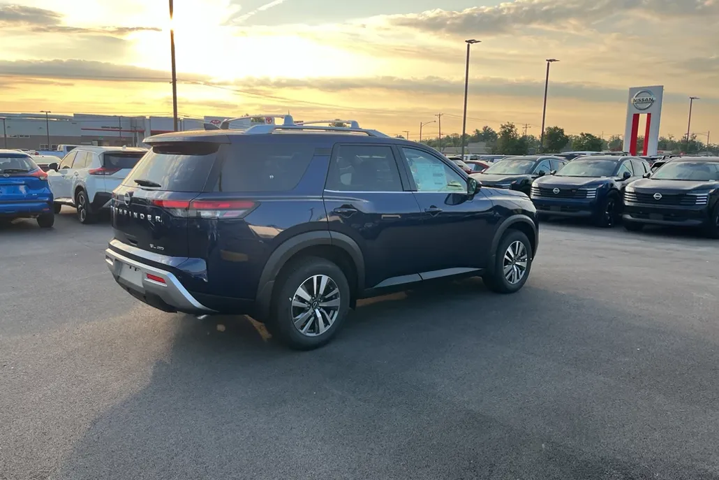 2025 Nissan Pathfinder SL photo 1