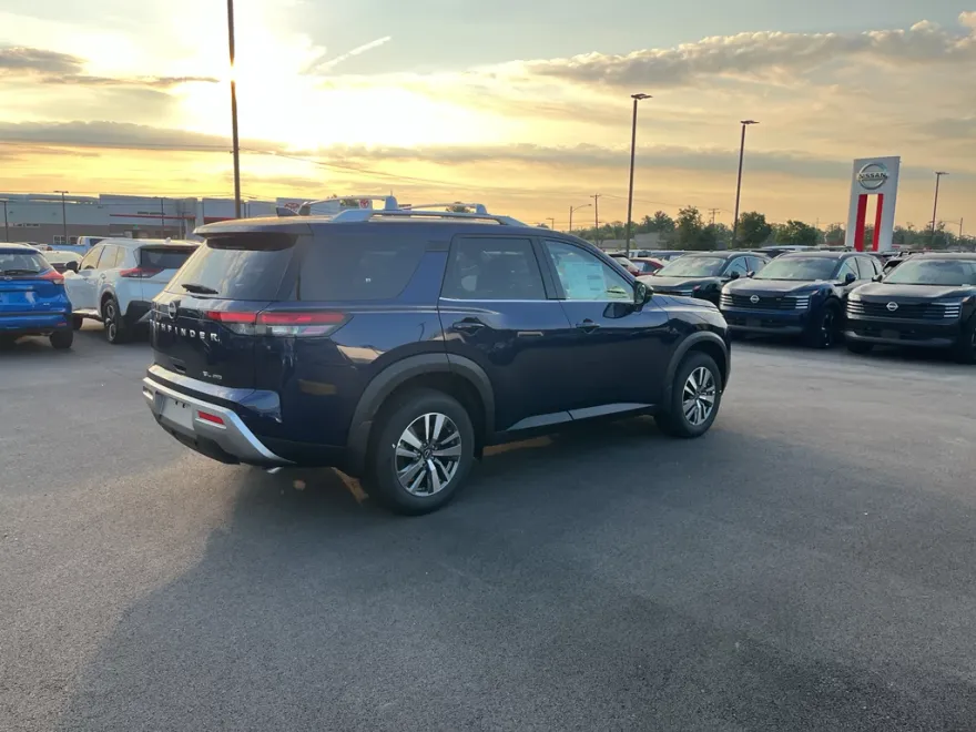 2025 Nissan Pathfinder SL photo 1