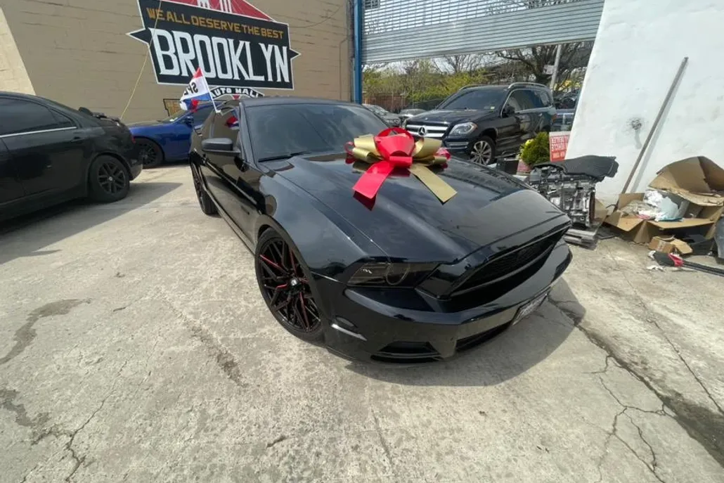 2013 Ford Mustang V6 Premium photo 1