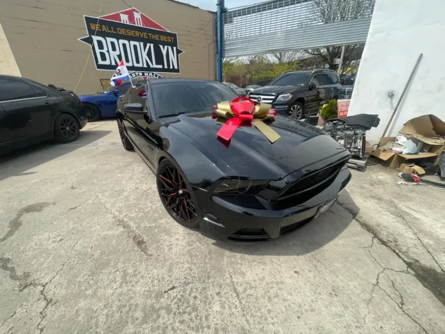 2013 Ford Mustang V6 Premium photo 1
