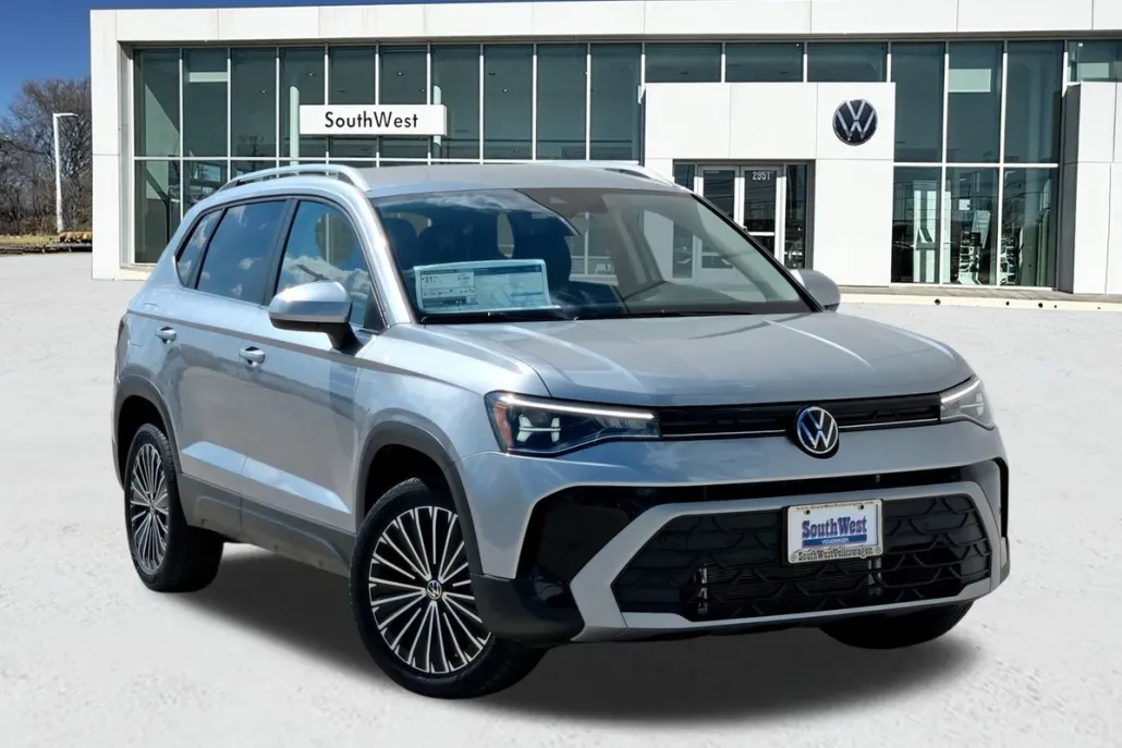 2025 Volkswagen Taos SE photo 1