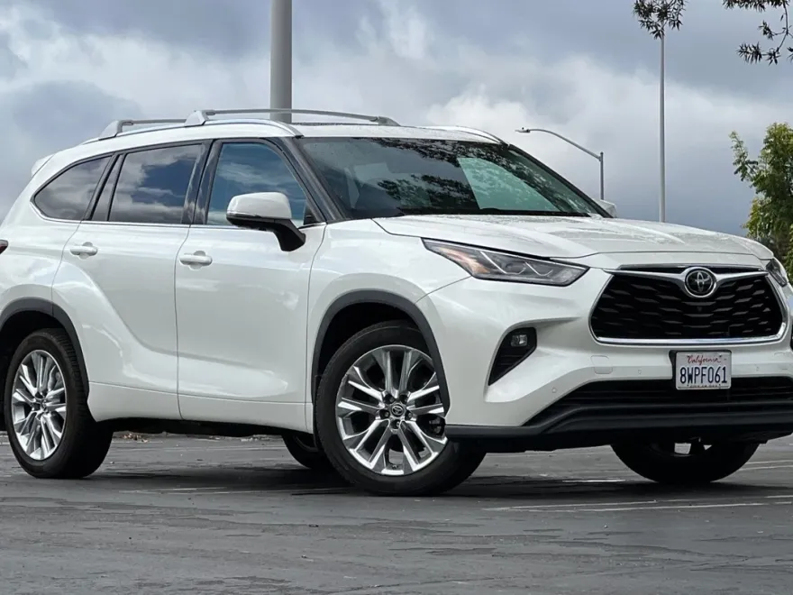 2021 Toyota Highlander Limited photo 1