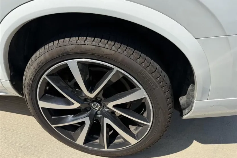 2021 Volvo XC90 Momentum photo 1