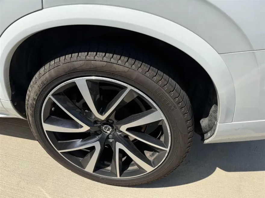 2021 Volvo XC90 Momentum photo 1