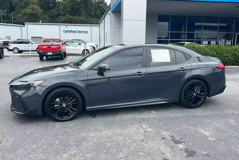 2025 Toyota Camry SE photo 1