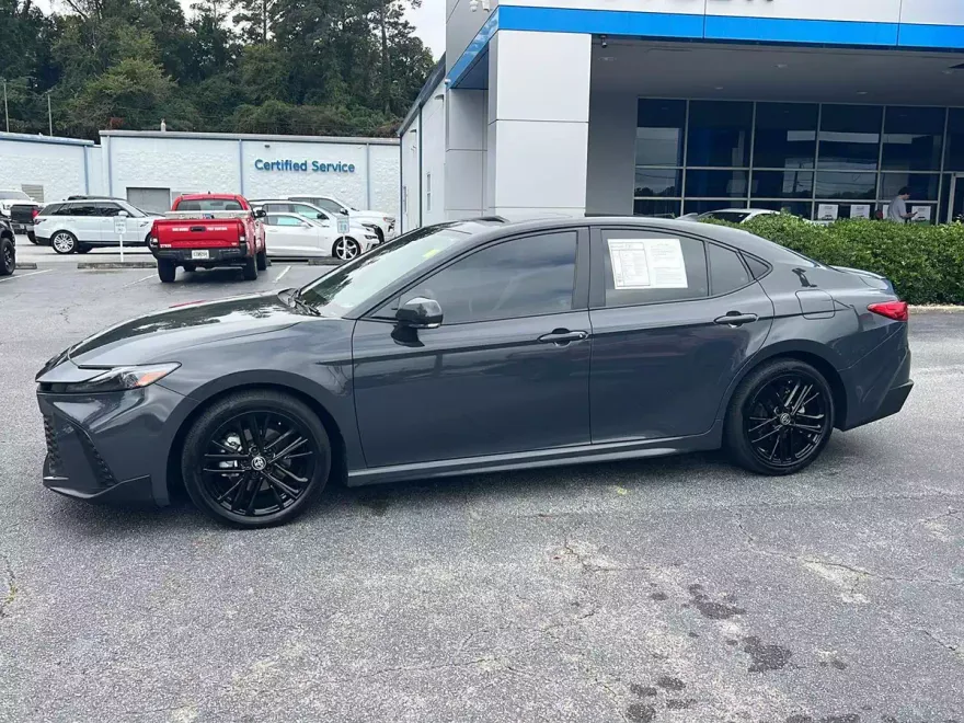 2025 Toyota Camry SE photo 1