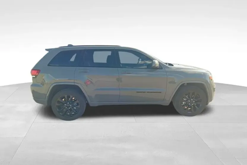 2021 Jeep Grand Cherokee Laredo photo 1