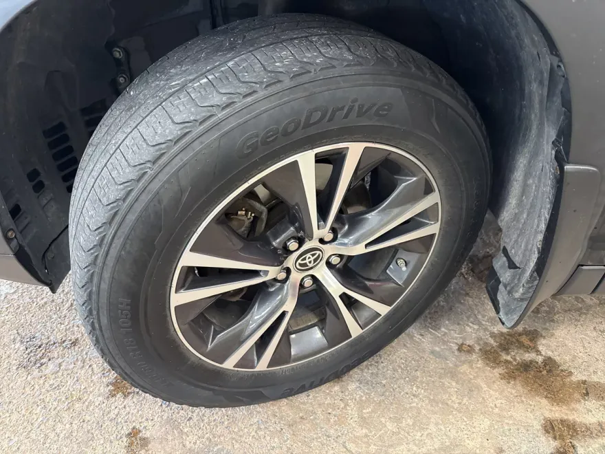2019 Toyota Highlander LE photo 1
