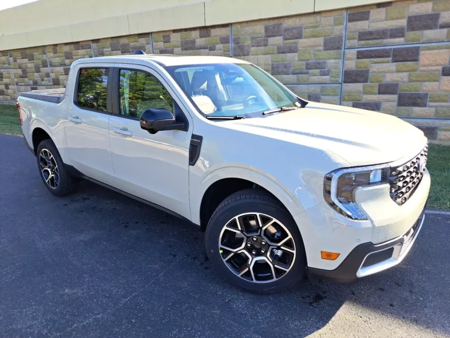 2025 Ford Maverick Lariat photo 1