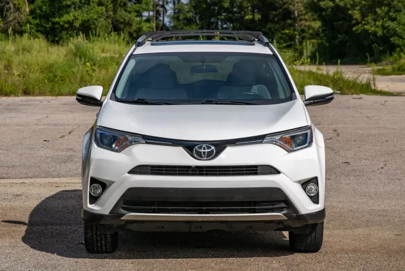 2016 Toyota RAV4 XLE photo 1