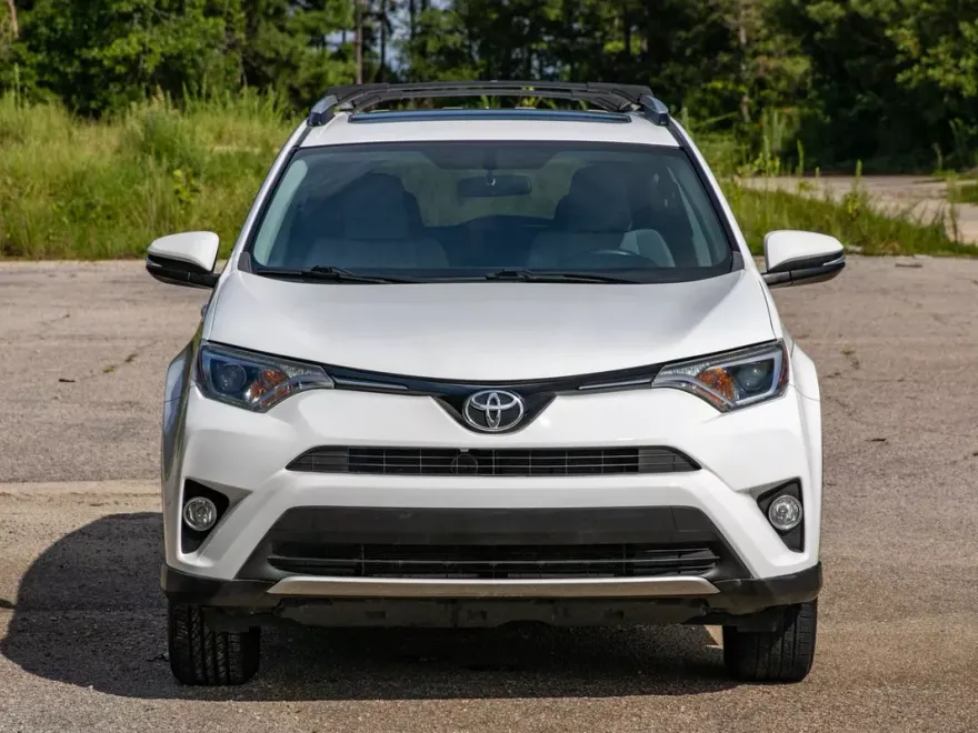 2016 Toyota RAV4 XLE photo 1