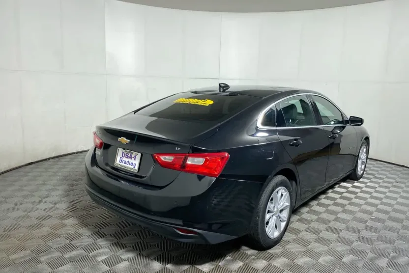 2024 Chevrolet Malibu 1LT photo 1