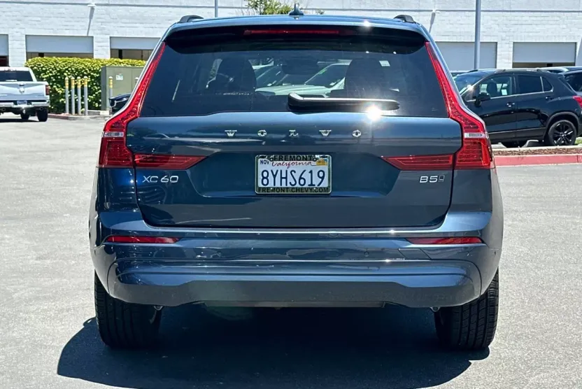 2022 Volvo XC60 B5 Momentum photo 1