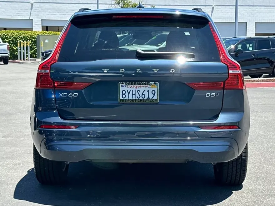 2022 Volvo XC60 B5 Momentum photo 1