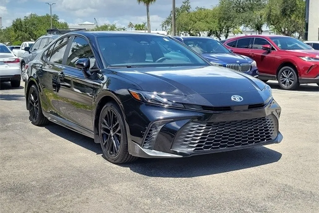 2025 Toyota Camry SE photo 1