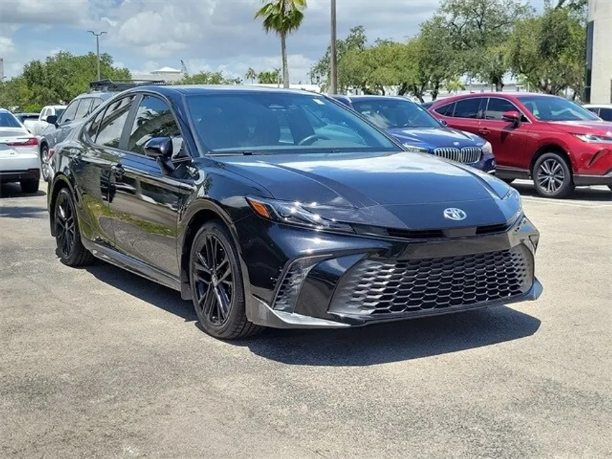 2025 Toyota Camry SE photo 1