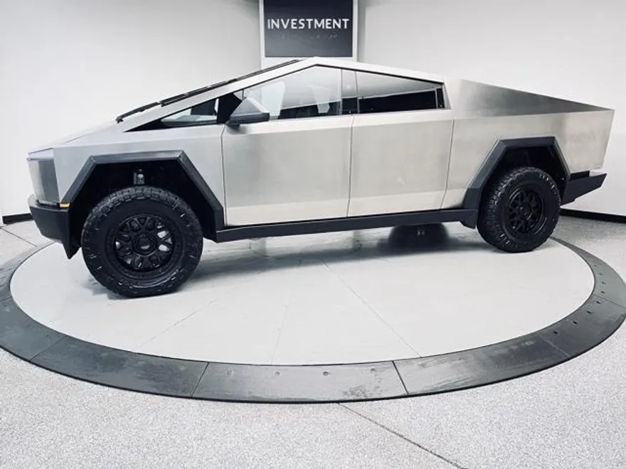 2024 Tesla Cybertruck photo 1