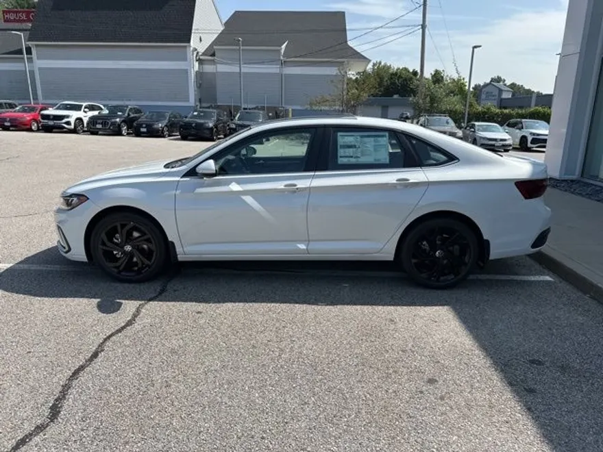 2025 Volkswagen Jetta SE photo 1