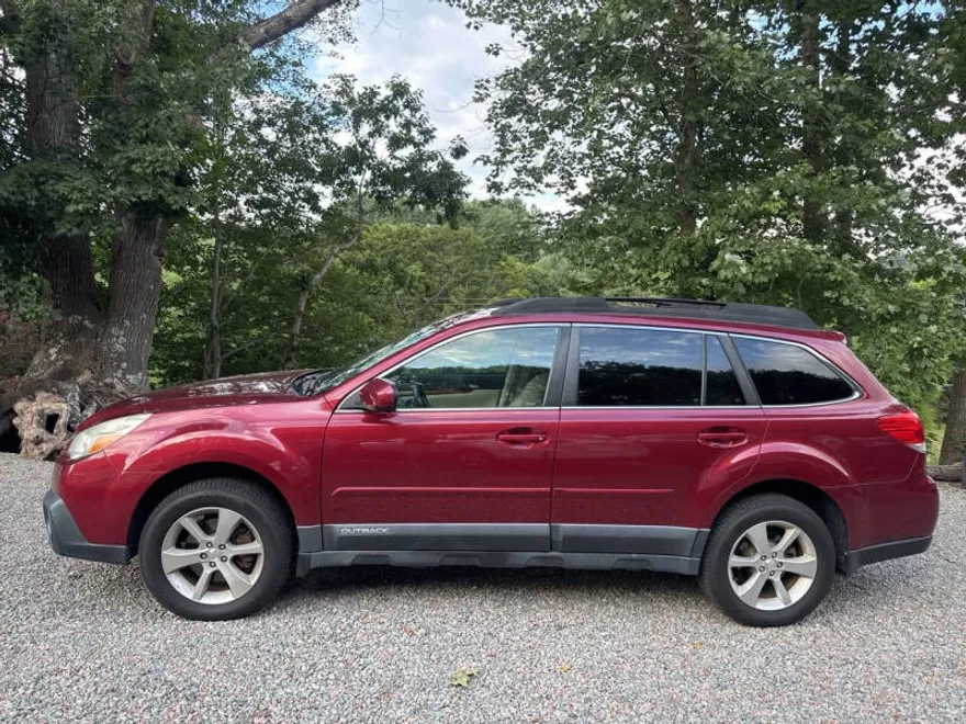 2013 Subaru Outback 3.6R Limited photo 1