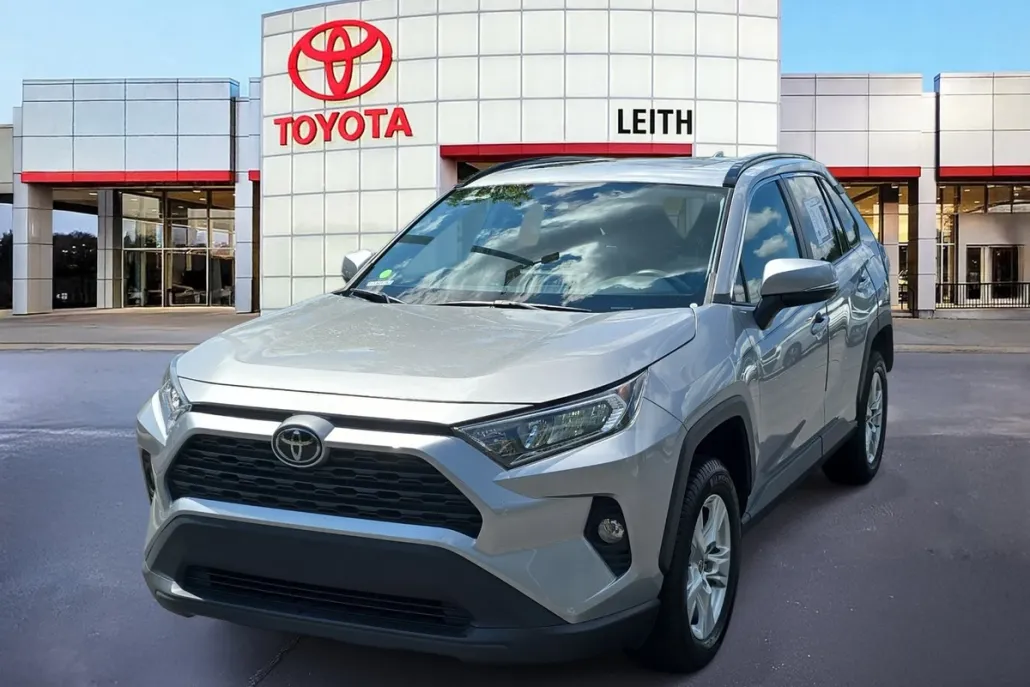 2021 Toyota RAV4 XLE photo 1