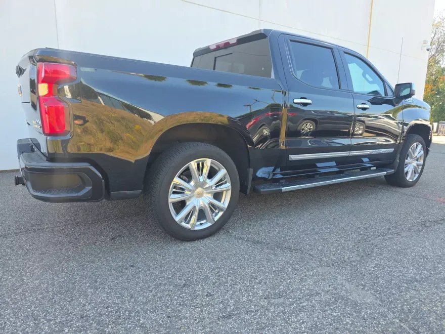2024 Chevrolet Silverado 1500 High Country photo 1