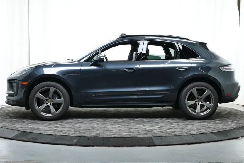 2022 Porsche Macan photo 1