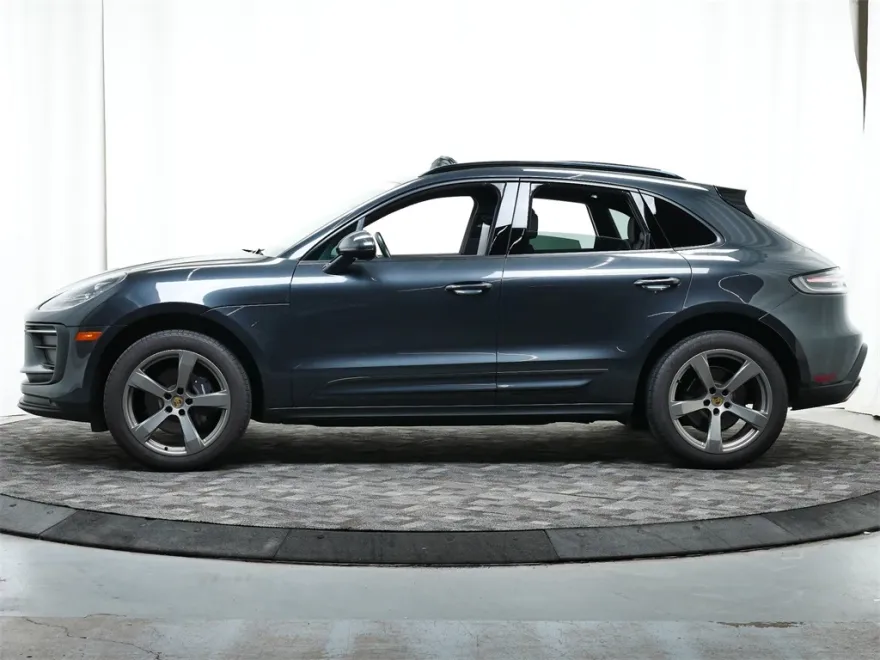2022 Porsche Macan photo 1