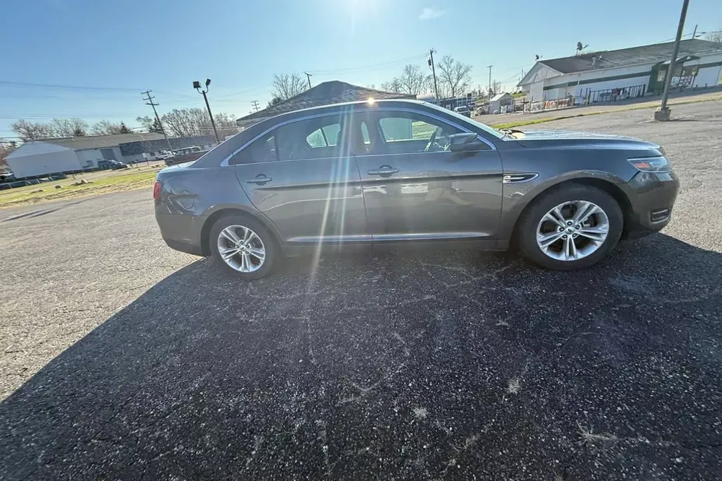 2015 Ford Taurus SEL photo 1