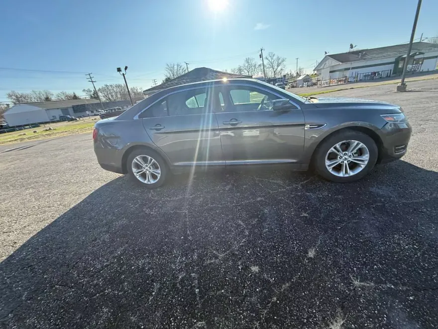 2015 Ford Taurus SEL photo 1