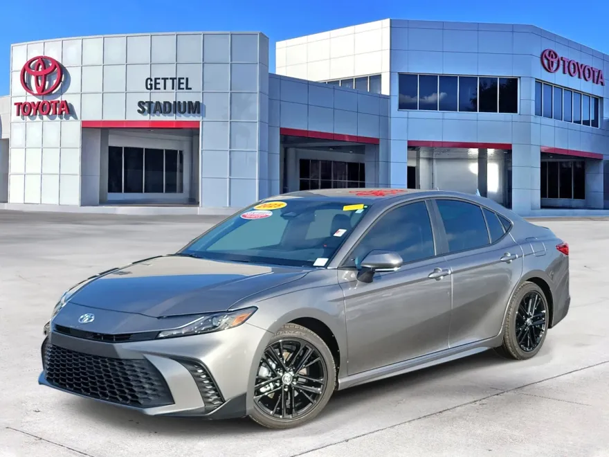 2025 Toyota Camry SE photo 1