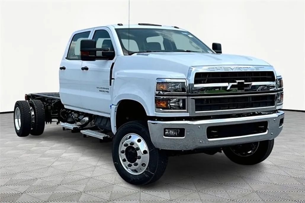 2025 Chevrolet Silverado 6500HD Work Truck photo 1
