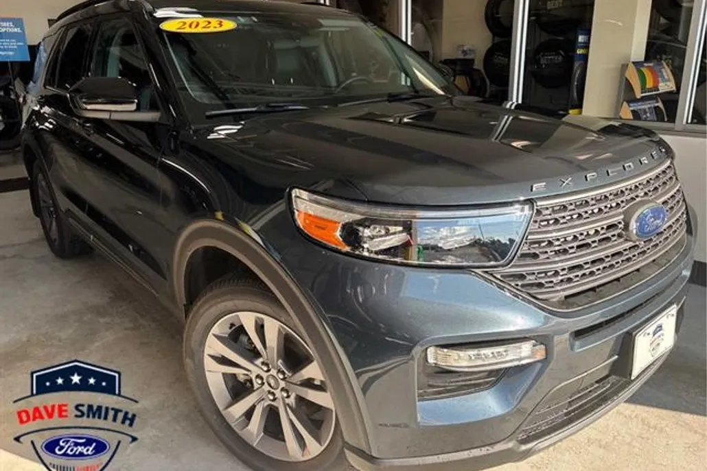 2023 Ford Explorer XLT photo 1
