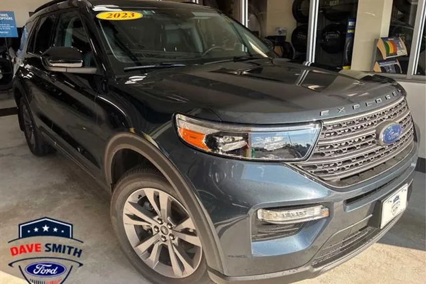 2023 Ford Explorer XLT photo 1