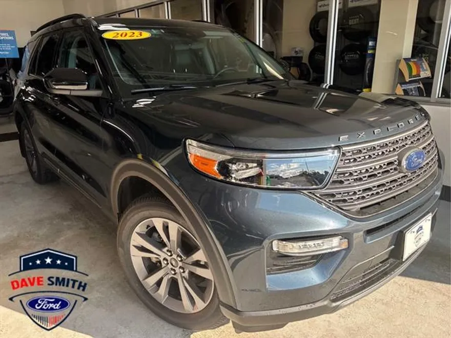 2023 Ford Explorer XLT photo 1