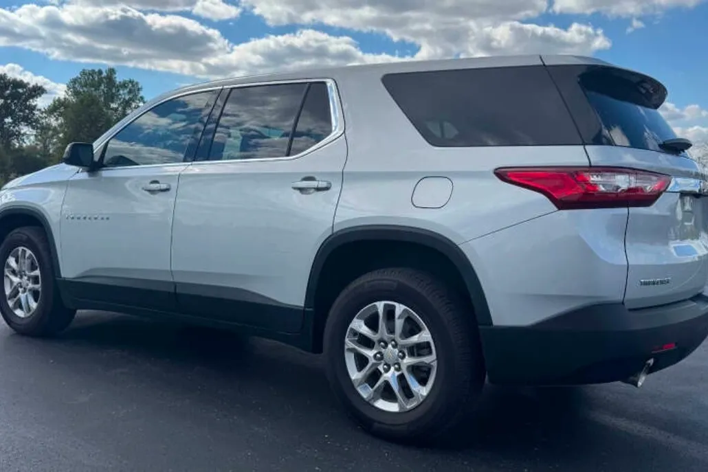 2021 Chevrolet Traverse LS photo 1