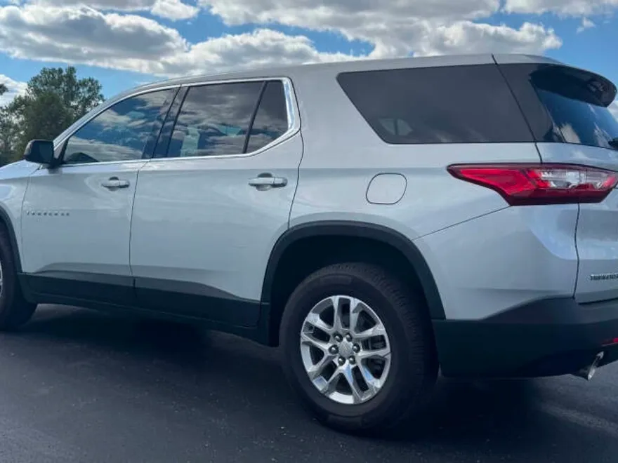 2021 Chevrolet Traverse LS photo 1