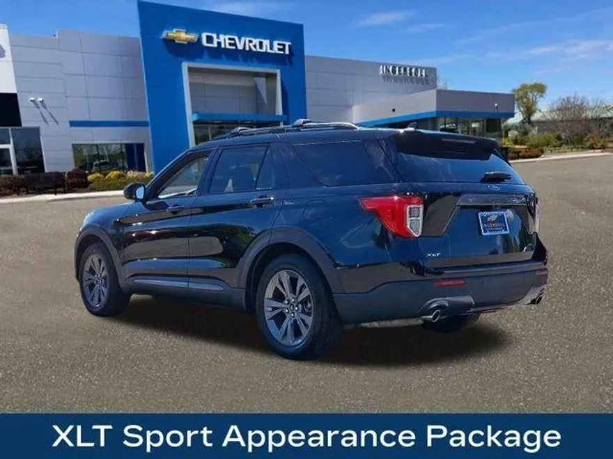 2022 Ford Explorer XLT photo 1