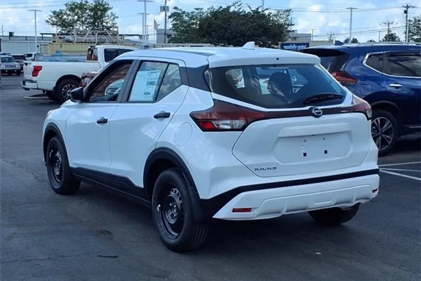 2025 Nissan Kicks Play S photo 1