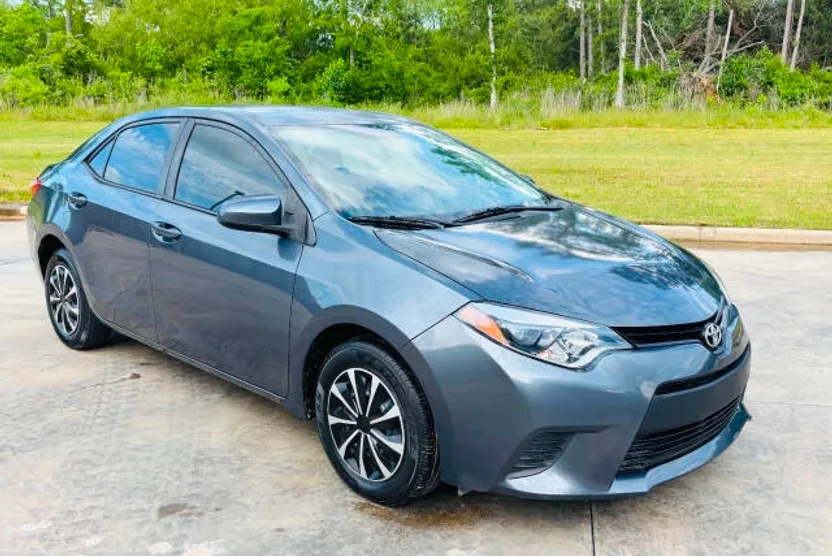 2016 Toyota Corolla LE photo 1