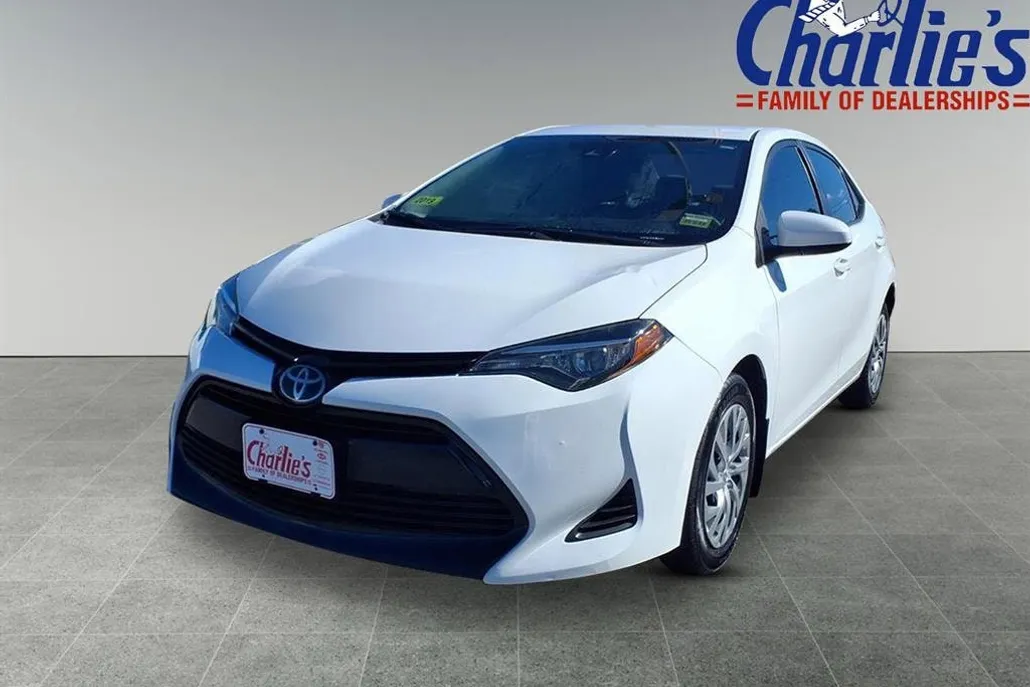 2019 Toyota Corolla LE photo 1