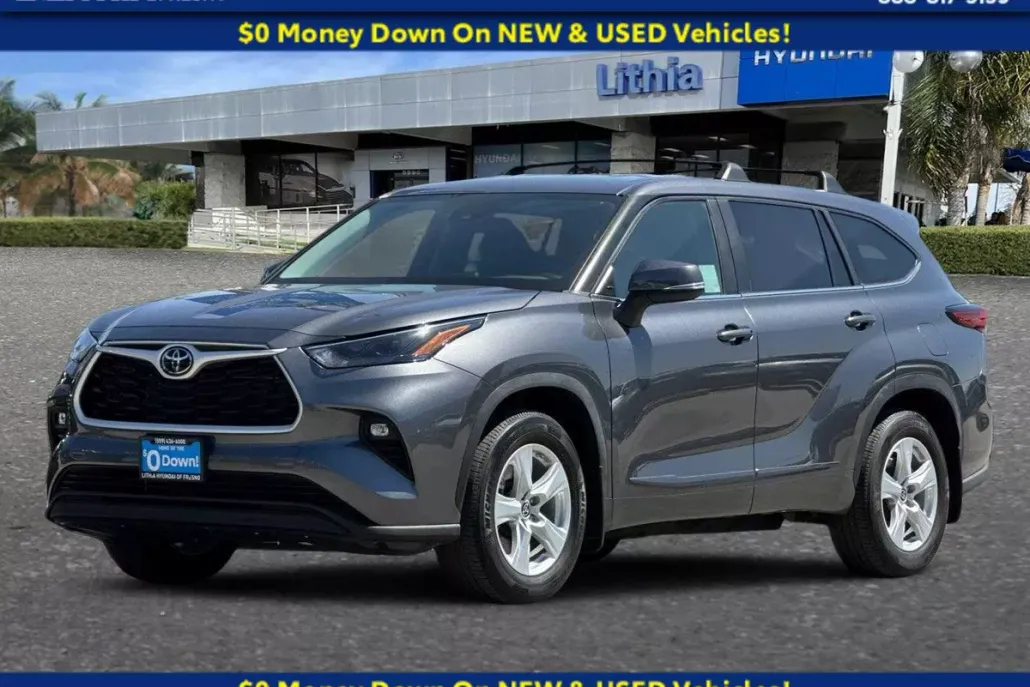 2023 Toyota Highlander LE photo 1