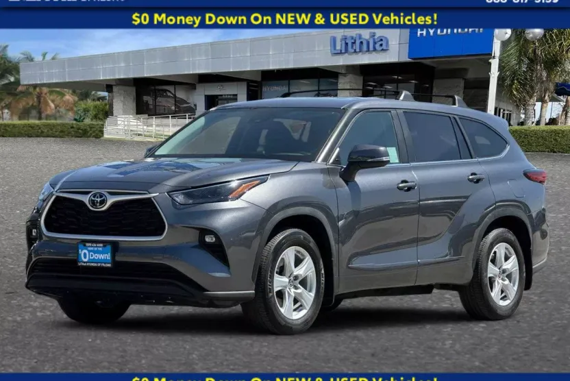 2023 Toyota Highlander LE photo 1