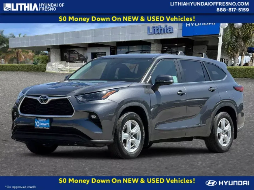 2023 Toyota Highlander LE photo 1