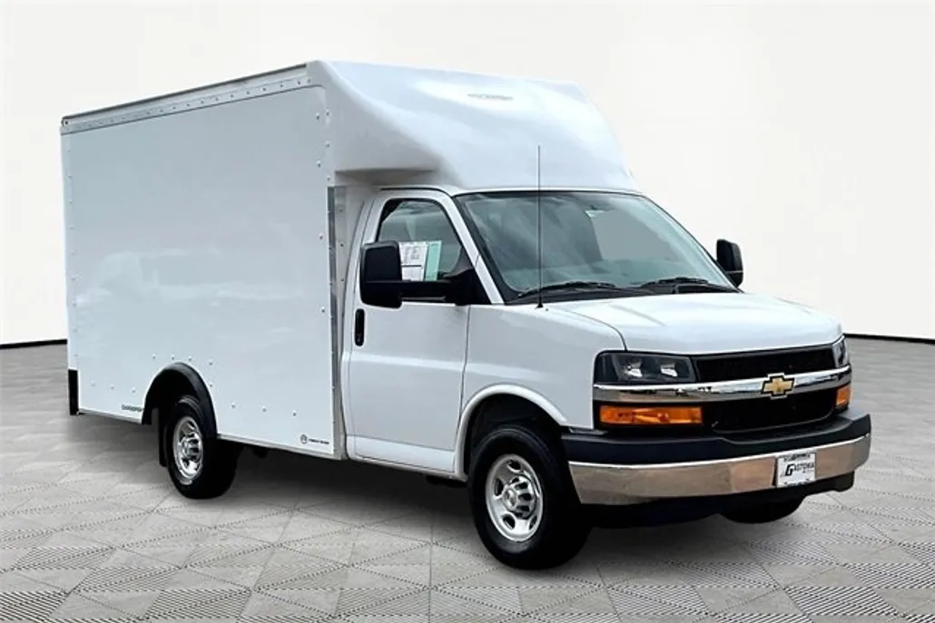 2025 Chevrolet Express Cutaway 3500 photo 1