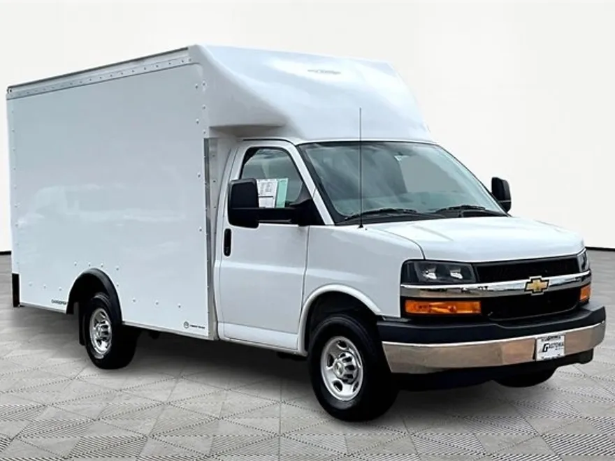 2025 Chevrolet Express Cutaway 3500 photo 1