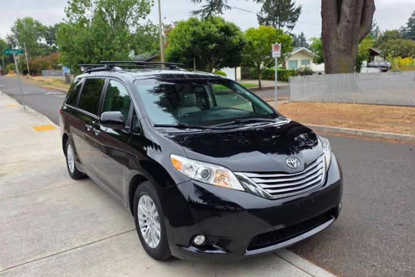 2017 Toyota Sienna XLE photo 1