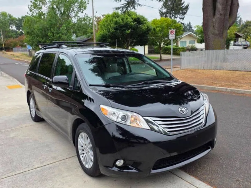 2017 Toyota Sienna XLE photo 1