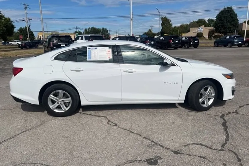2024 Chevrolet Malibu 1LT photo 1