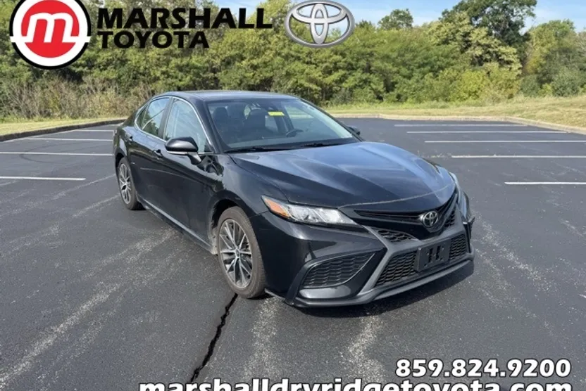 2022 Toyota Camry SE photo 1