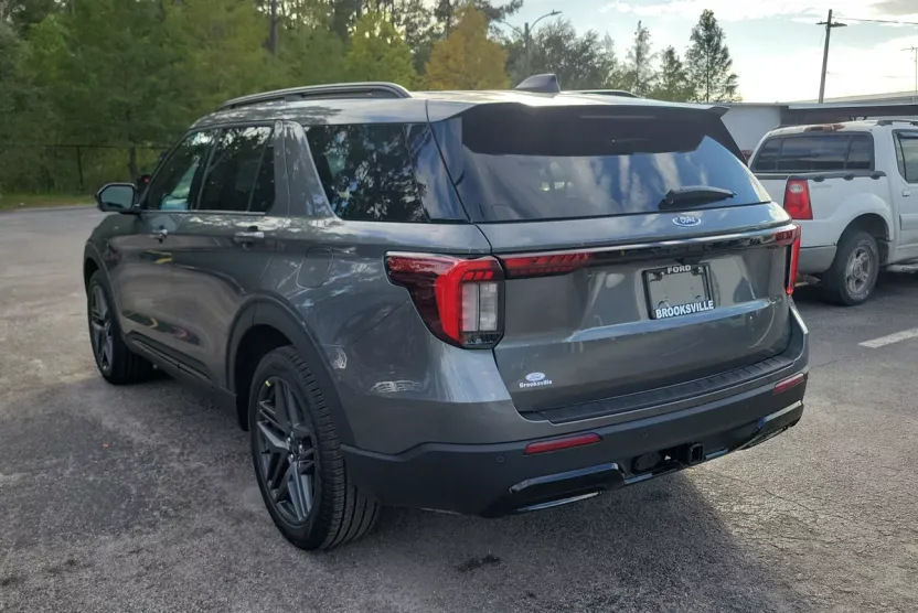2025 Ford Explorer ST-Line photo 1